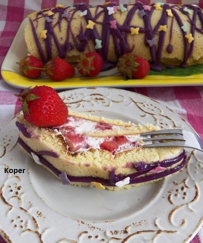 Rolada z truskawkami i bitą śmietaną