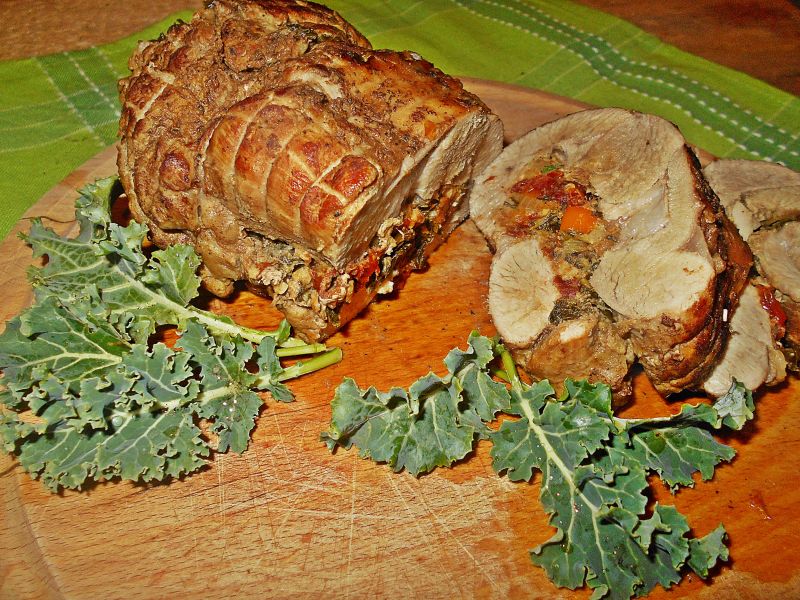 Rolada z udźca indyczego z jarmużem i pomidorami Rolada z udźca indyczego z jarmużem i pomidorami