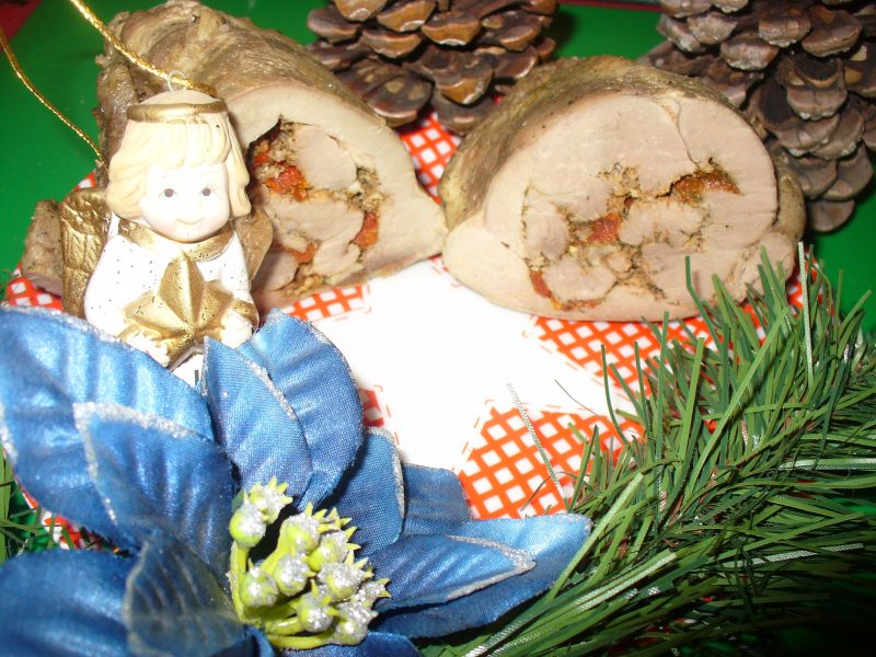 Rolada z udźca indyczego z pomidorkami suszonymi