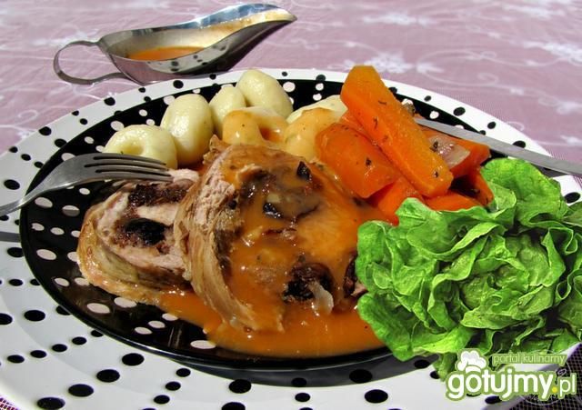 Rolada ze śliwkami duszona w warzywach Rolada ze śliwkami duszona w warzywach