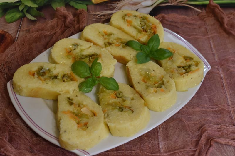 Rolada ziemniaczana z młodą kapustą