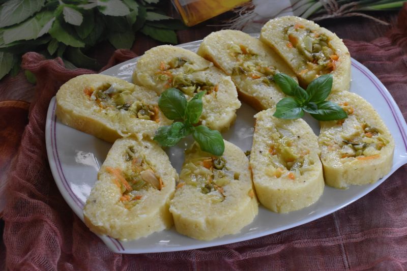 Rolada ziemniaczana z młodą kapustą