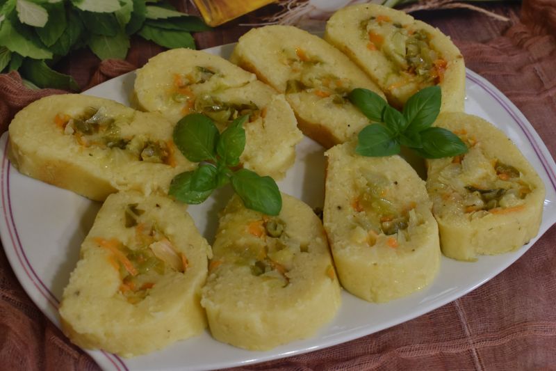 Rolada ziemniaczana z młodą kapustą