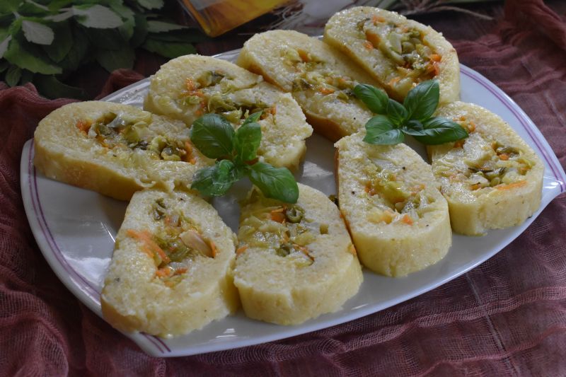 Rolada ziemniaczana z młodą kapustą