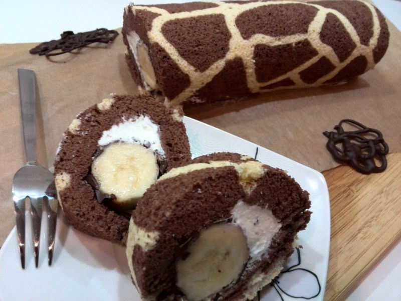 Rolada "żyrafa" z bananem w czekoladzie  Rolada "żyrafa" z bananem w czekoladzie