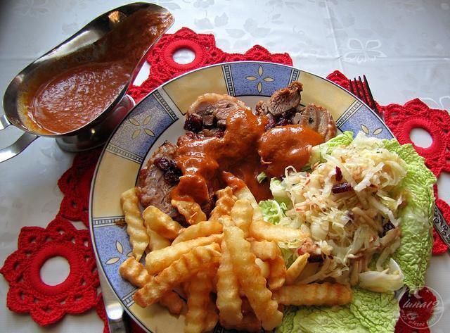 Roladka indycza z żurawiną w sosie