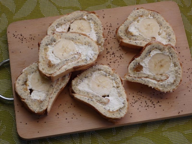 Roladka makowa z bananem