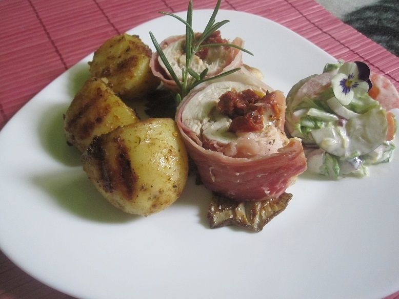 Roladka z kurczaka na grillowanych boczniakach Roladka z kurczaka na grillowanych boczniakach