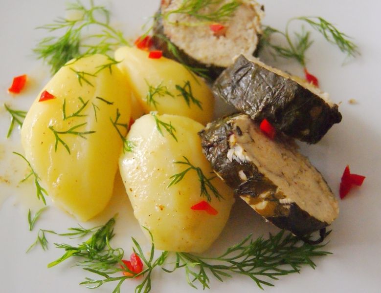 Roladka z kurczaka w botwince Roladka z kurczaka w botwince