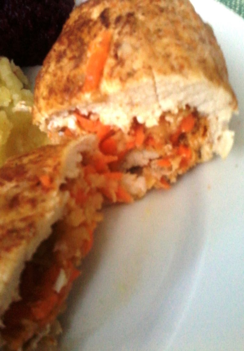 Roladka z kurczaka z jabłkiem i marchewką