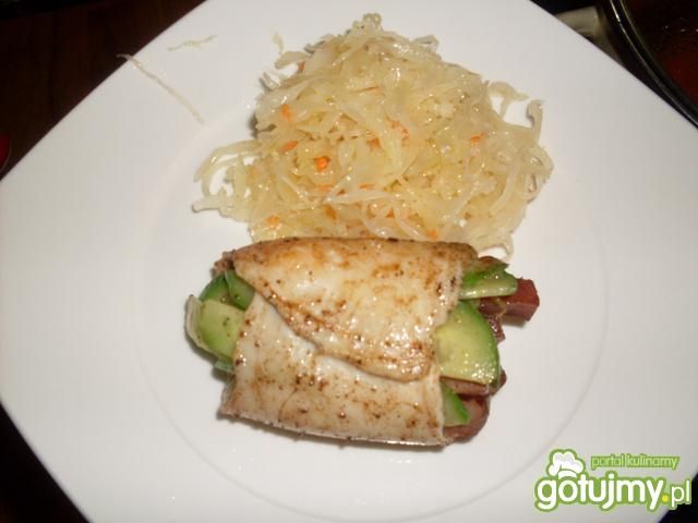 Roladka z kurczaka z kiełbasą i ogórkiem Roladka z kurczaka z kiełbasą i ogórkiem