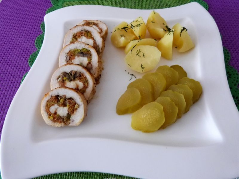 Roladka z kurczaka z marchewką i pieczarkami