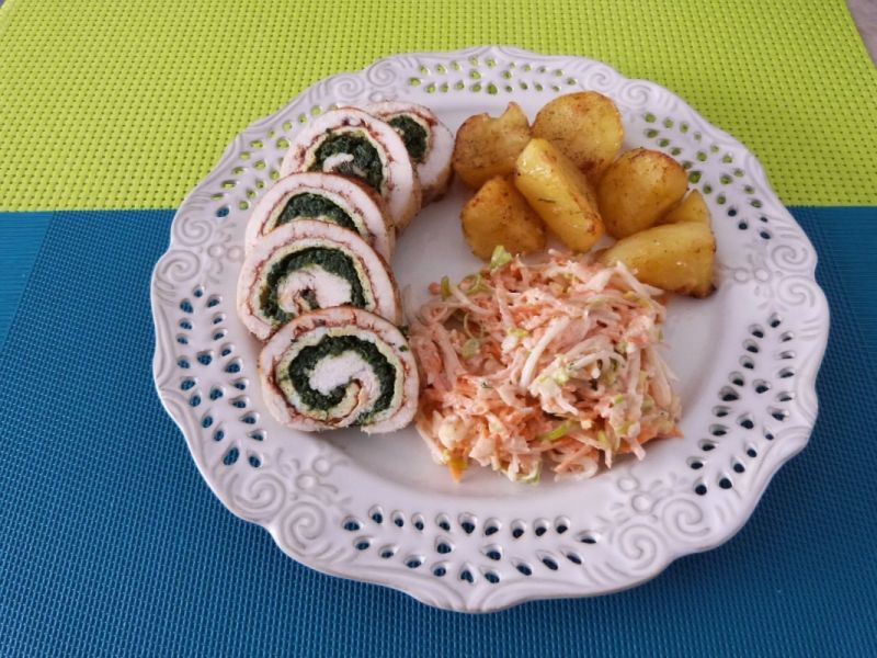 Roladka z kurczaka z omletem i szpinakiem