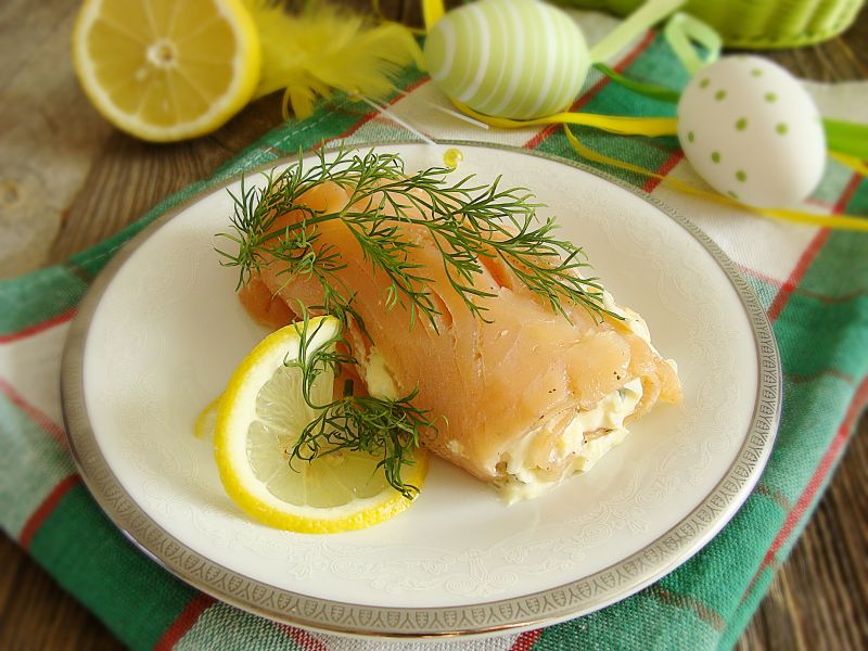 Roladka z łososia z jajecznym farszem