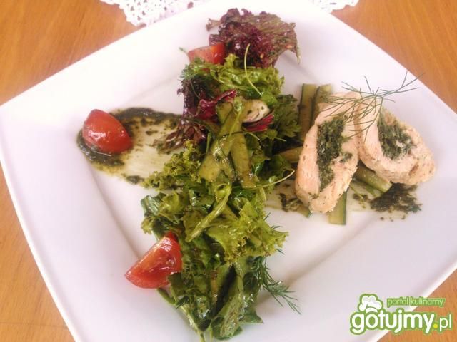 Roladka z łososia ze szpinakiem w pesto Roladka z łososia ze szpinakiem w pesto