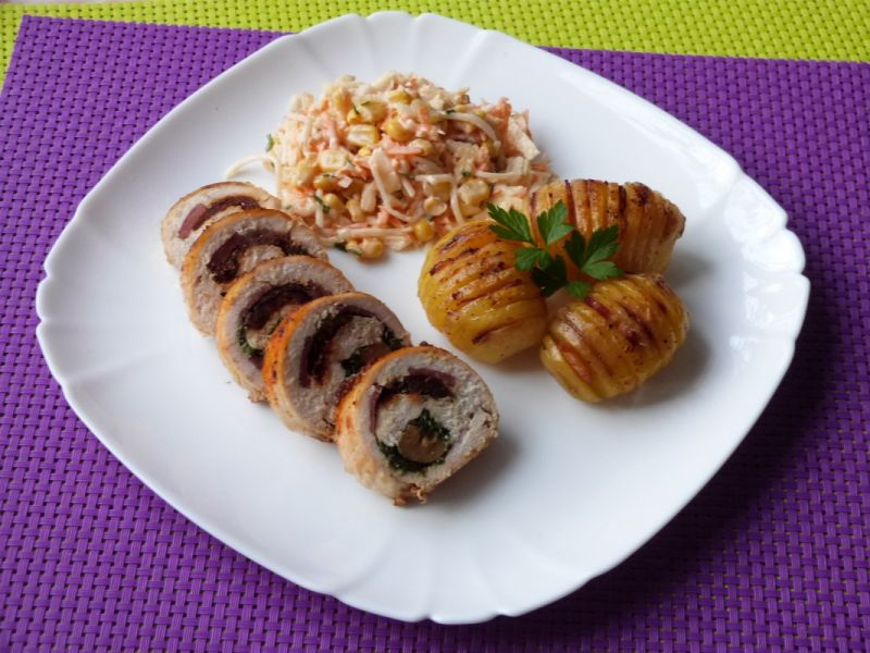 Roladka z pieczarkami szpinakiem i pomidorami 