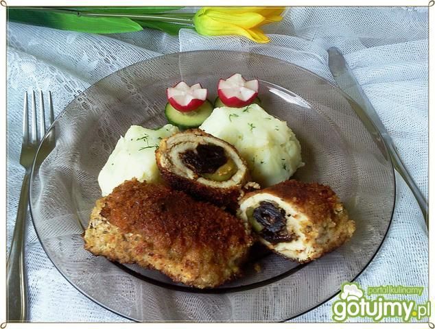 Roladka ze śliwką i ogórkiem konserwowym