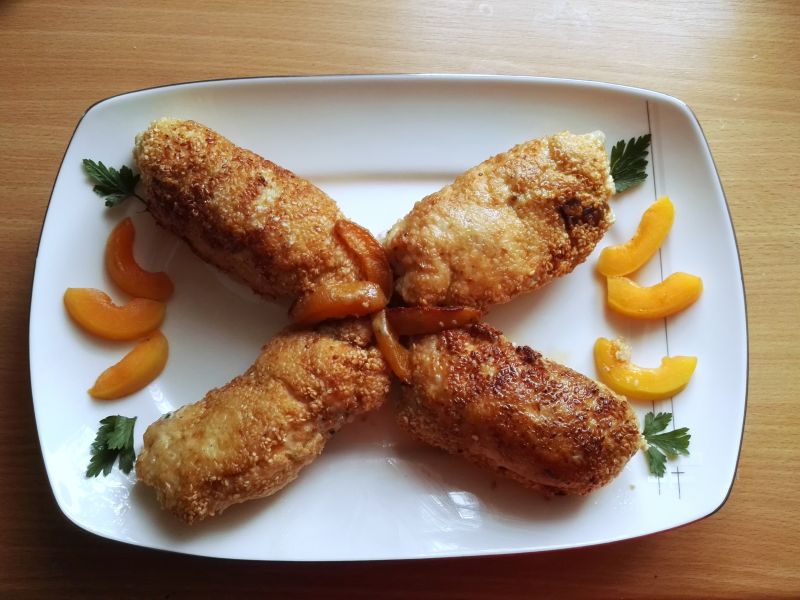 Roladki a'la devolay z morelami i gorgonzolą Roladki a'la devolay z morelami i gorgonzolą