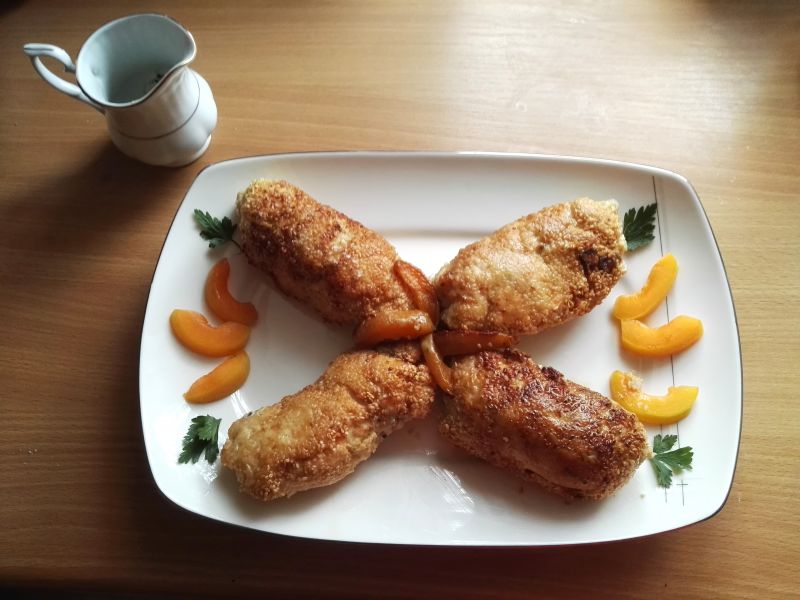 Roladki a'la devolay z morelami i gorgonzolą Roladki a'la devolay z morelami i gorgonzolą