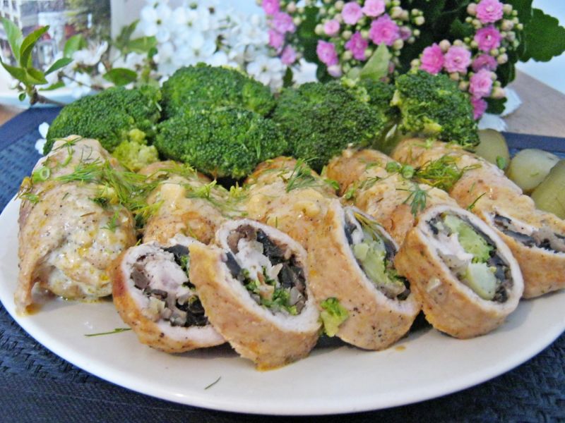 Roladki brokułowo pieczarkowe w serowym sosie