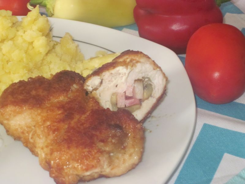 Roladki drobiowe faszerowane boczkiem i pieczarkam