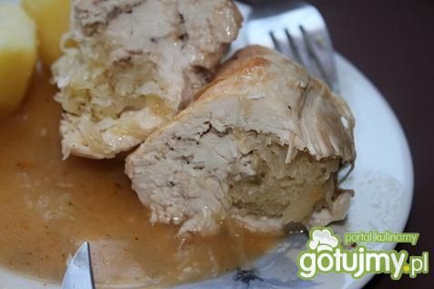 Roladki drobiowe nadziewane kapustą . Roladki drobiowe nadziewane kapustą .