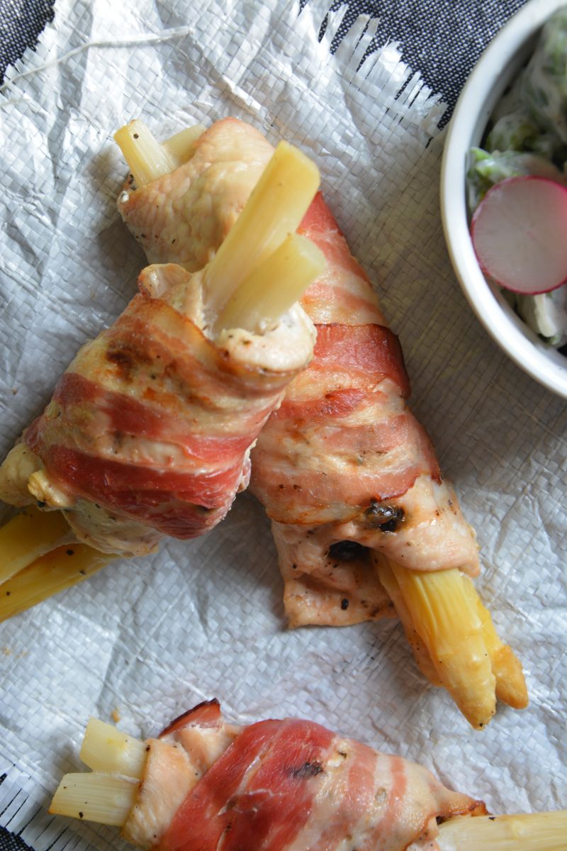 Roladki drobiowe w boczku ze szparagami i śliwką