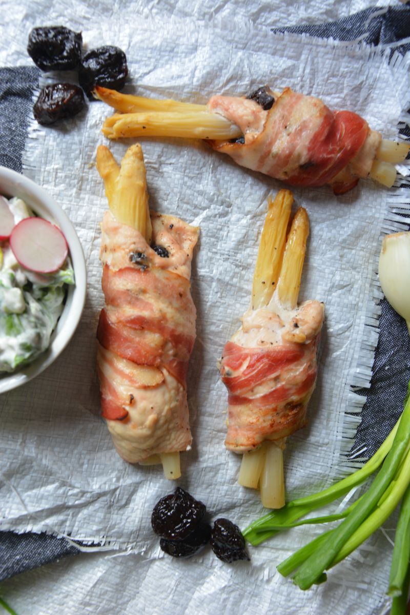 Roladki drobiowe w boczku ze szparagami i śliwką