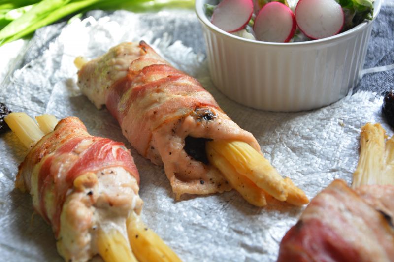 Roladki drobiowe w boczku ze szparagami i śliwką