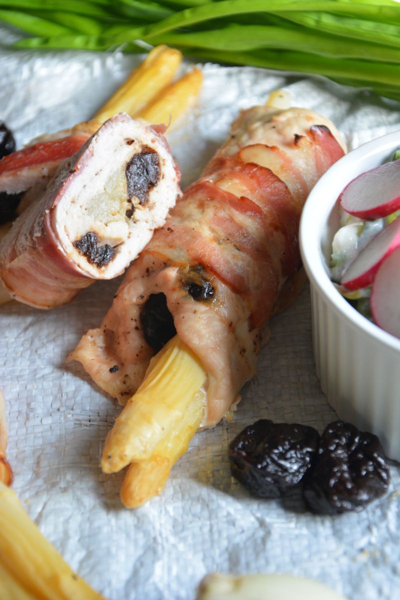 Roladki drobiowe w boczku ze szparagami i śliwką