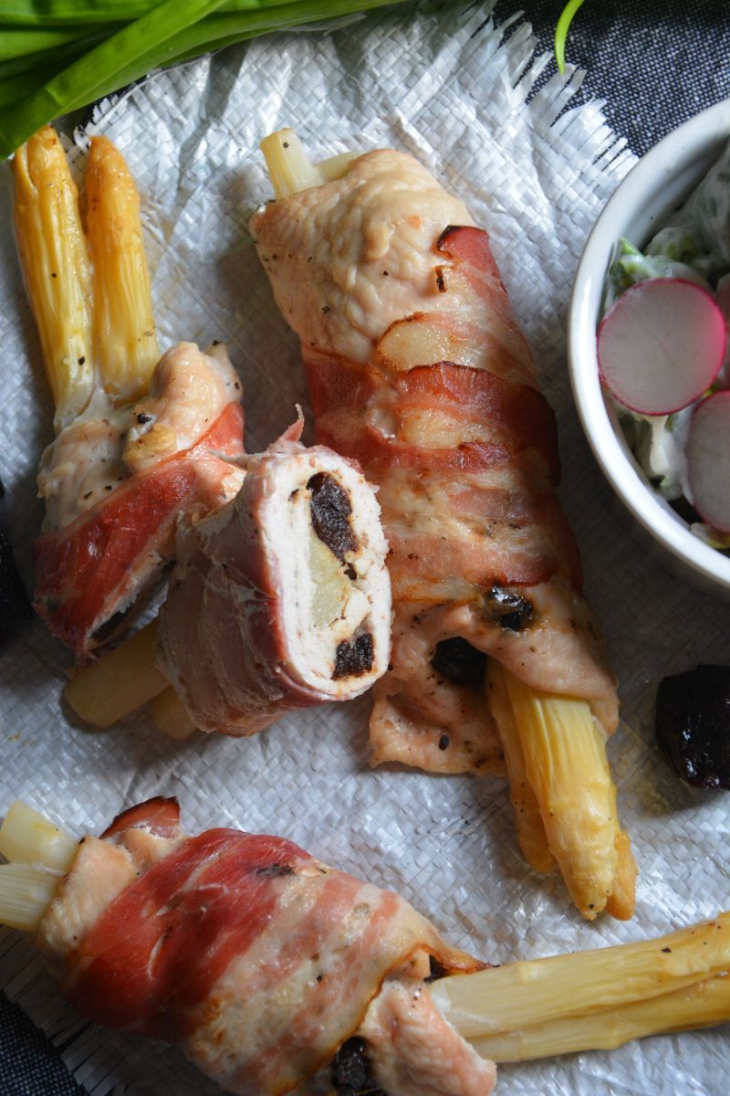 Roladki drobiowe w boczku ze szparagami i śliwką