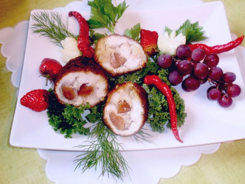 Roladki drobiowe z  bananem i  śliwką Roladki drobiowe z  bananem i  śliwką