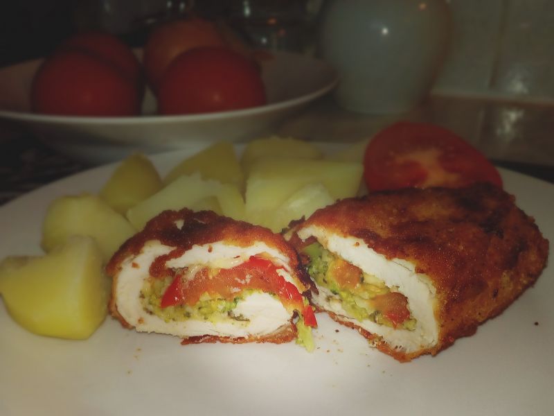 Roladki drobiowe z brokułem i pomidorami Roladki drobiowe z brokułem i pomidorami