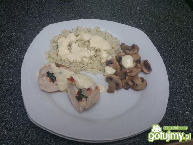 Roladki drobiowe z fetą i pomidorami