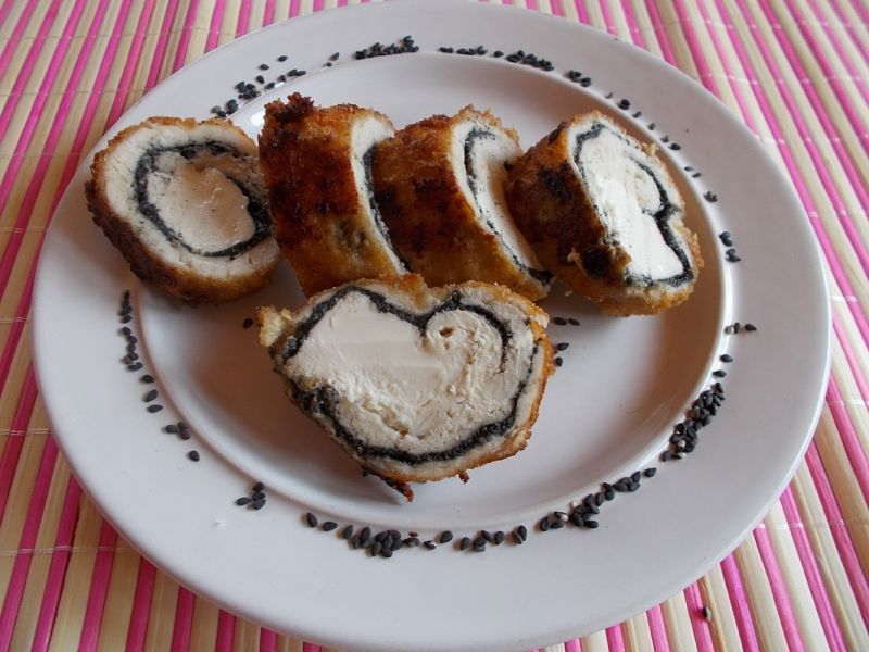 Roladki drobiowe z fetą i sezamem.