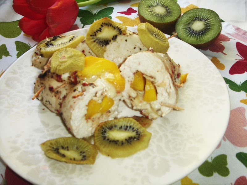 Roladki drobiowe z mango i brie pieczone w kiwi Roladki drobiowe z mango i brie pieczone w kiwi