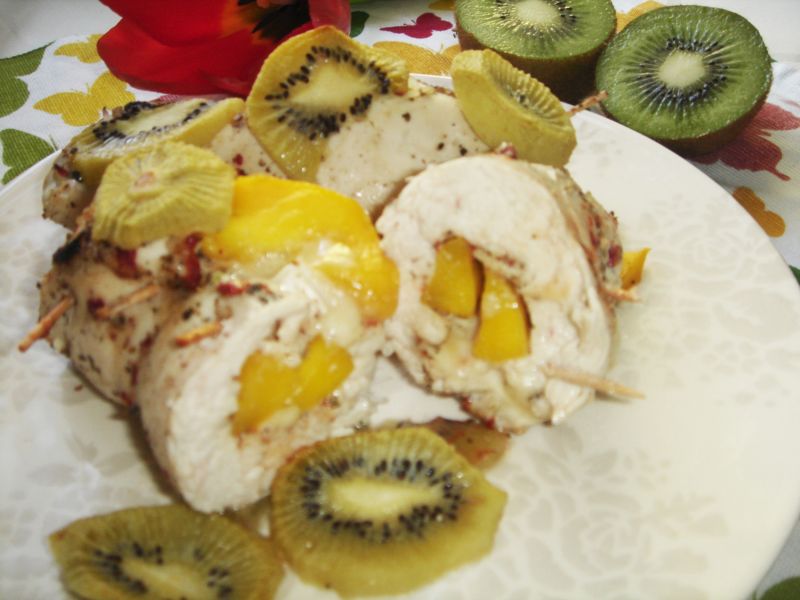 Roladki drobiowe z mango i brie pieczone w kiwi Roladki drobiowe z mango i brie pieczone w kiwi