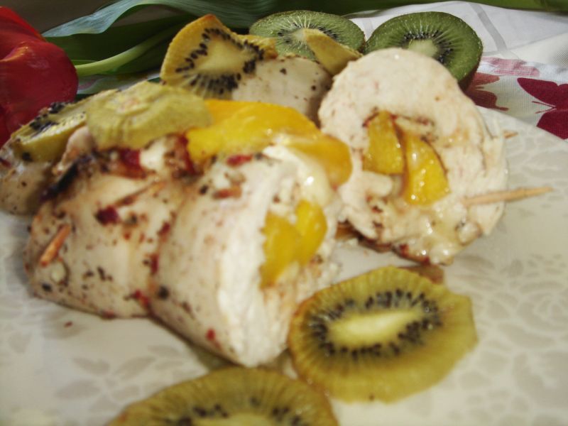 Roladki drobiowe z mango i brie pieczone w kiwi Roladki drobiowe z mango i brie pieczone w kiwi