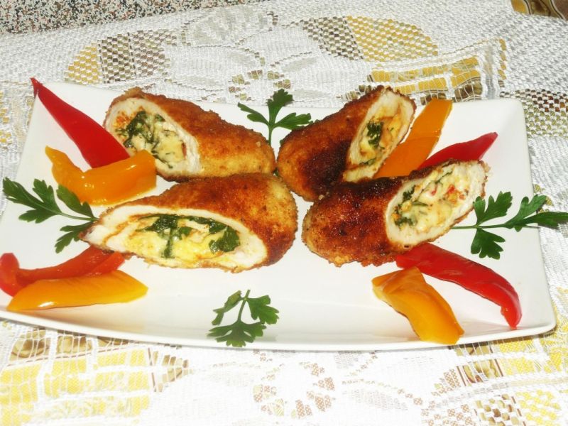 Roladki drobiowe z pietruszką i serem korycińskim  Roladki drobiowe z pietruszką i serem korycińskim