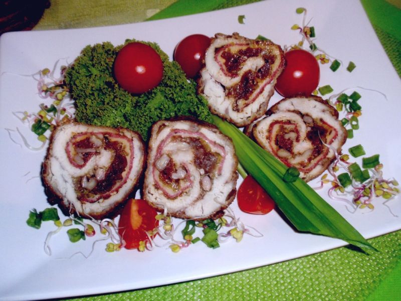 Roladki drobiowe z  salami i pomidorami Roladki drobiowe z  salami i pomidorami