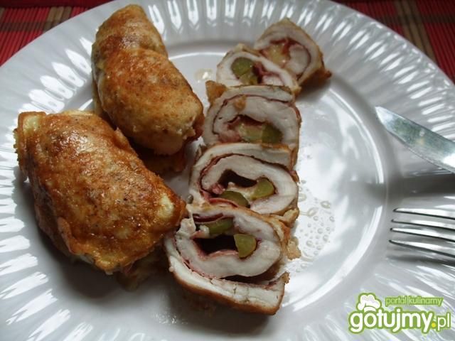 Roladki drobiowe z salami, serem, ogórki