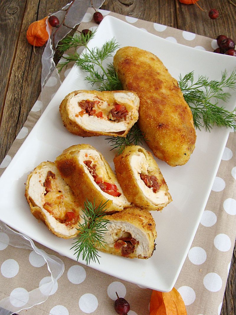 Roladki drobiowe z salsą paprykową  Roladki drobiowe z salsą paprykową