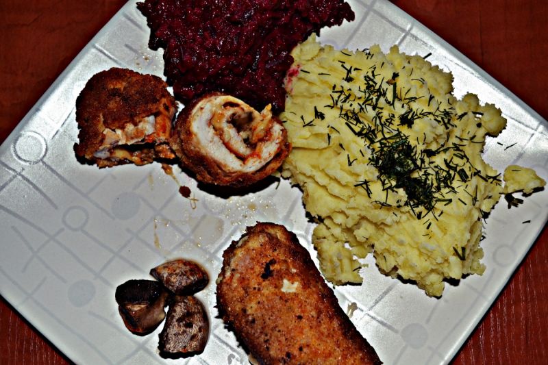 Roladki drobiowe z serem i pieczarkami Roladki drobiowe z serem i pieczarkami