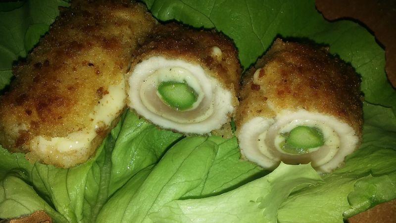 Roladki drobiowe z serem i szparagami