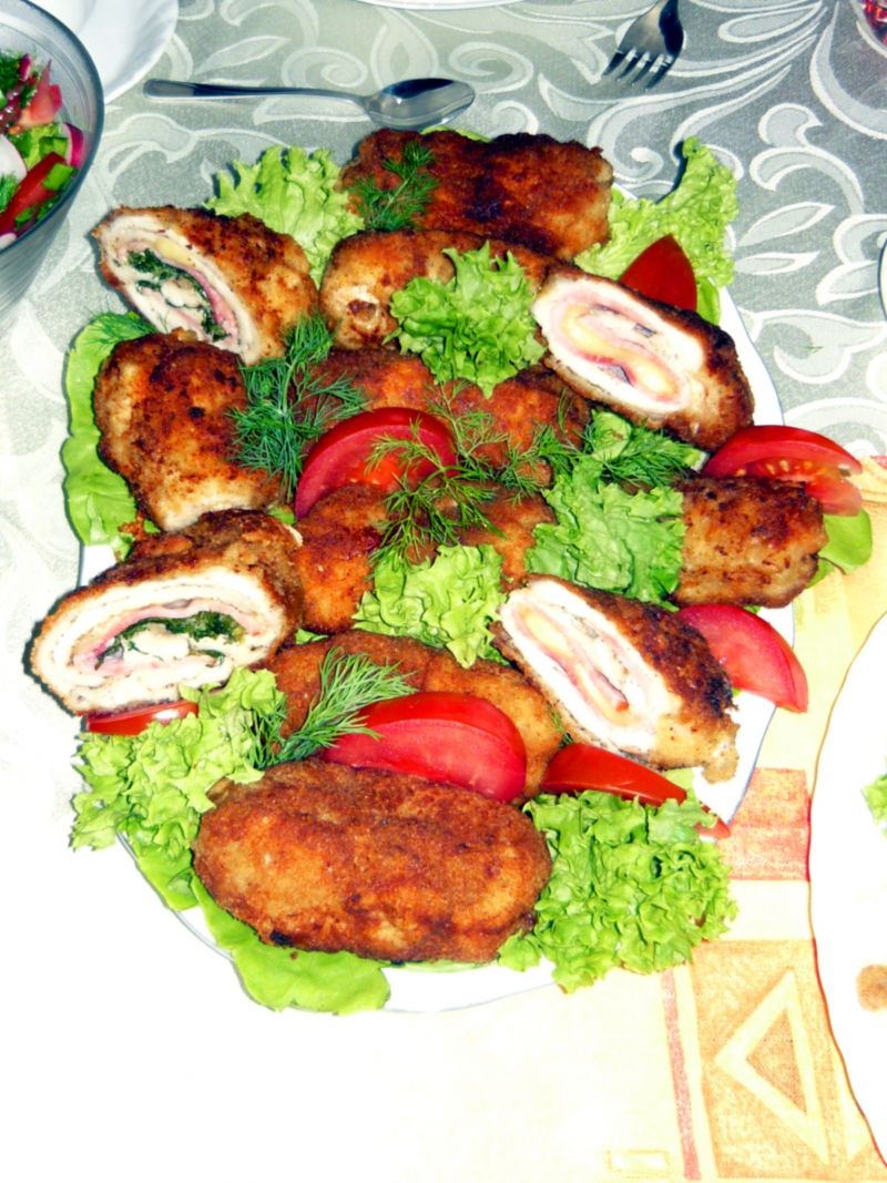 Roladki drobiowe z szynką serem i pietruszką  Roladki drobiowe z szynką serem i pietruszką