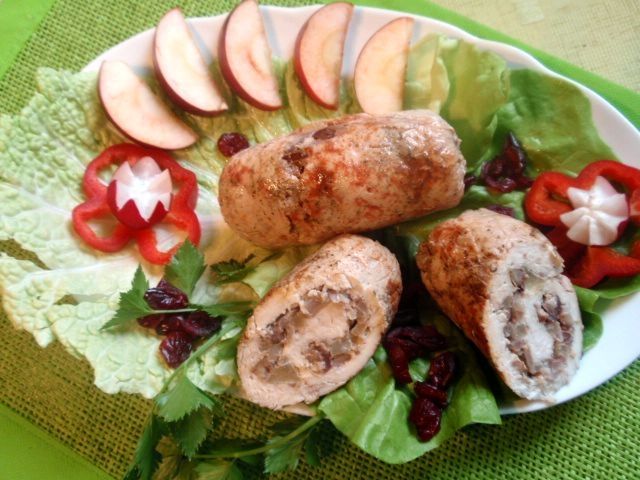 Roladki drobiowe z żurawiną i orzechami