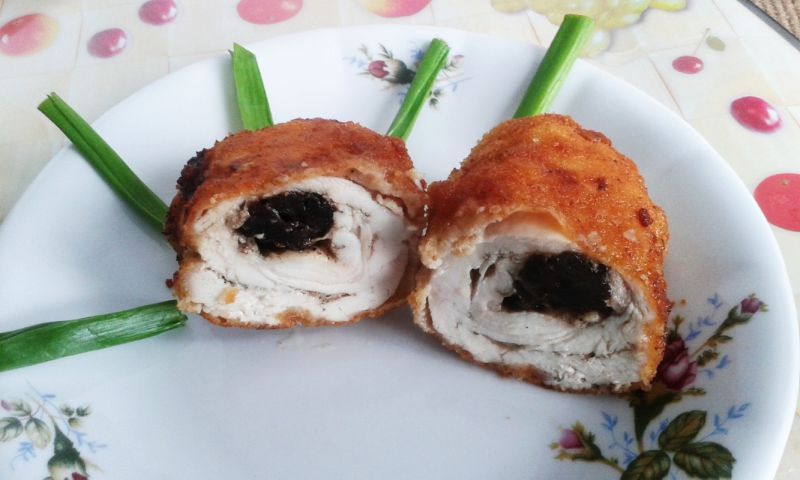 Roladki drobiowe ze śliwką