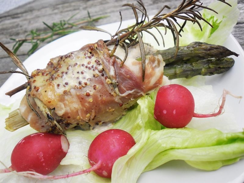 Roladki drobiowe ze szparagami 