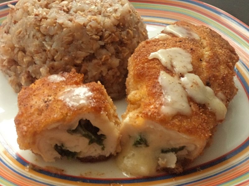 Roladki drobiowe ze szpinakiem i mozzarellą .