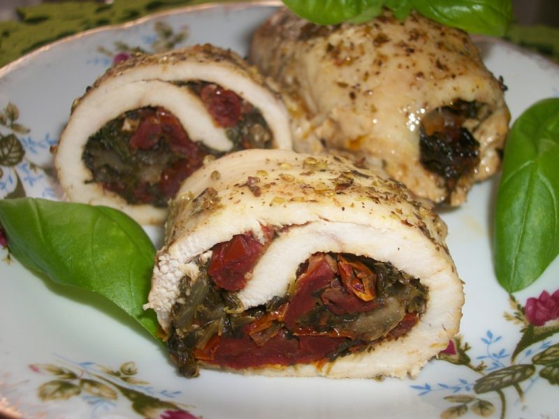 Roladki drobiowe ze szpinakiem i pomidorami